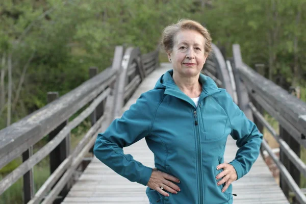 Mulher Sênior Feliz Com Mãos Torno Cintura Caminhadas Floresta — Fotografia de Stock