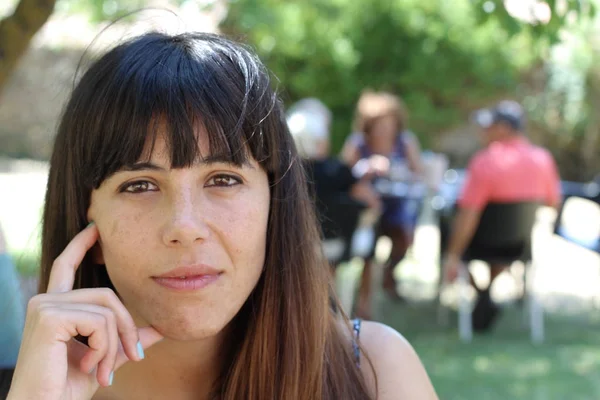 Retrato Beleza Morena Mulher Sentada Café Parque Verão Fundo Borrado — Fotografia de Stock