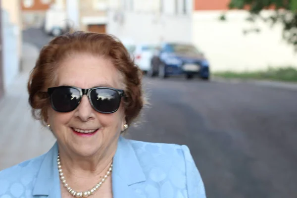 Starší Žena Neformálním Oblečení Slunečních Brýlích Stojí Ulici Dne — Stock fotografie