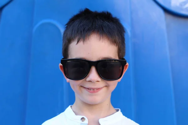 Außenporträt Eines Niedlichen Jungen Mit Großer Sonnenbrille Auf Blauem Hintergrund — Stockfoto
