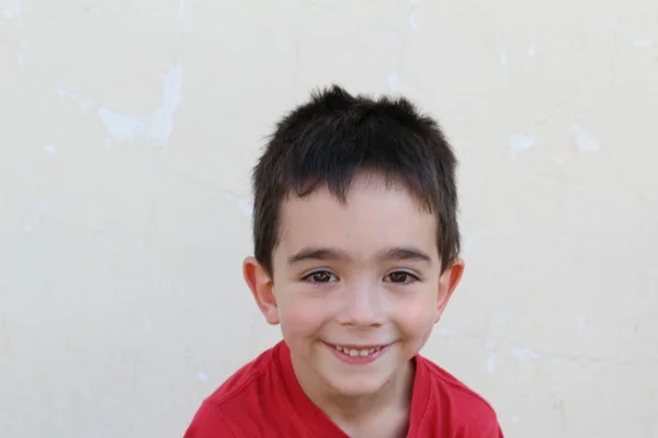 Retrato Primer Plano Niño Camiseta Roja Aislada Blanco —  Fotos de Stock