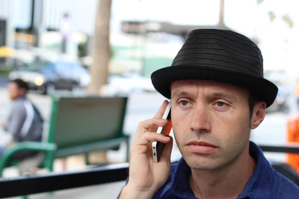 ชายหล อเทรนด ในหมวก ยทางโทรศ างนอก — ภาพถ่ายสต็อก