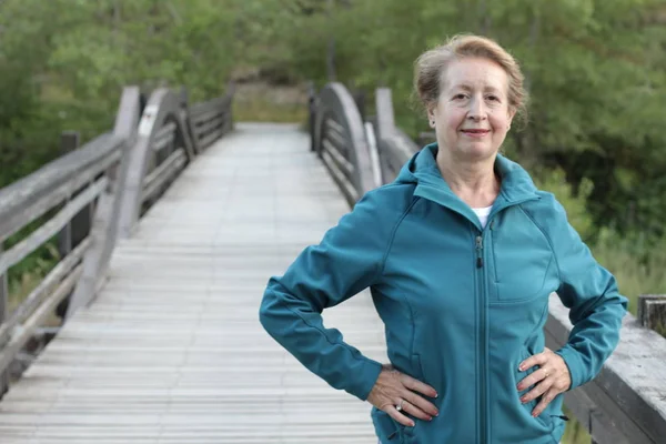 Mulher Sênior Feliz Com Mãos Torno Cintura Caminhadas Floresta — Fotografia de Stock