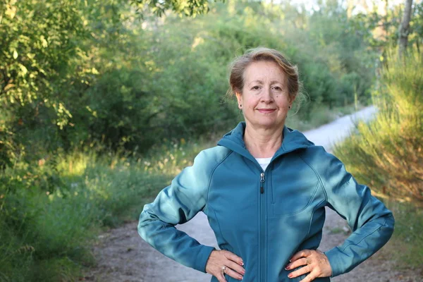 Mulher Sênior Feliz Com Mãos Torno Cintura Caminhadas Floresta — Fotografia de Stock