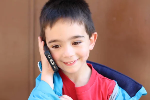 Портрет Милого Мальчика Разговаривающего Телефону Улице — стоковое фото