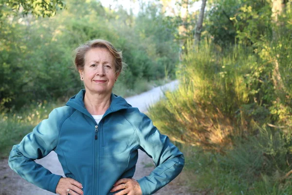 Mulher Sênior Feliz Com Mãos Torno Cintura Caminhadas Floresta — Fotografia de Stock