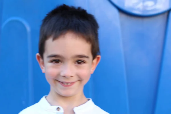 Portrait Extérieur Mignon Enfant Garçon Sur Fond Bleu — Photo