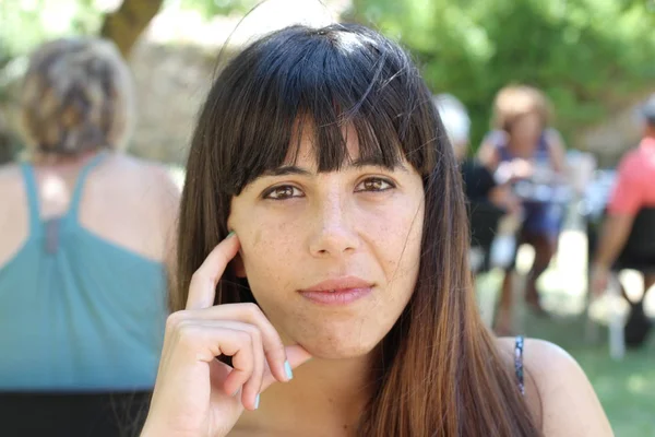 Portret Pięknej Brunetki Siedzącej Kawiarni Letnim Parku Zamazane Tło — Zdjęcie stockowe