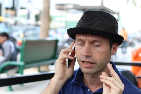 Branché Bel Homme Chapeau Parlant Téléphone Extérieur — Photo