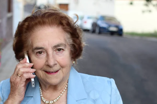 Mujer Mayor Ropa Casual Hablando Por Teléfono Calle Durante Día — Foto de Stock