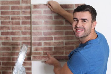 Tuğla duvar kağıdı kullanan adam