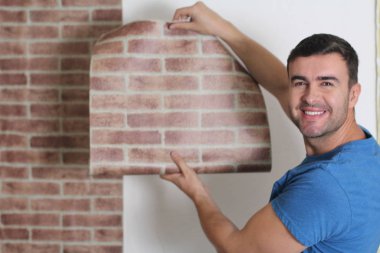 Tuğla duvar kağıdı kullanan adam