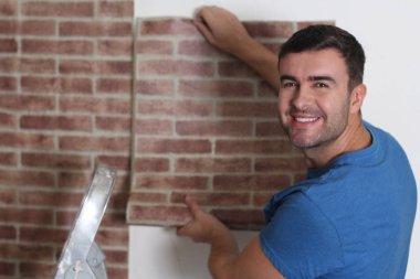 Tuğla duvar kağıdı kullanan adam