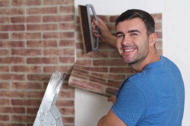 Tuğla duvar kağıdı kullanan adam