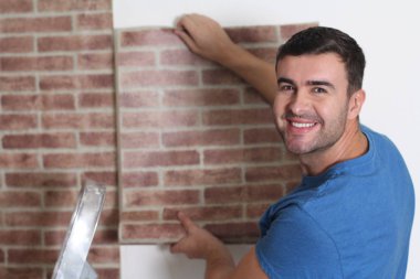 Tuğla duvar kağıdı kullanan adam