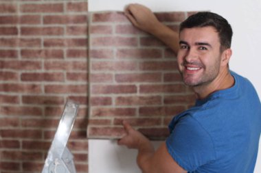 Tuğla duvar kağıdı kullanan adam