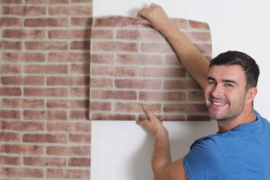 Tuğla duvar kağıdı kullanan adam