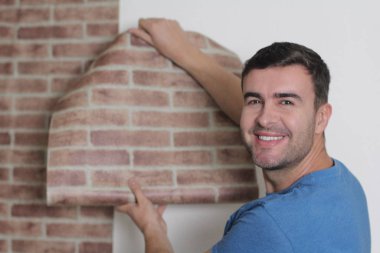 Tuğla duvar kağıdı kullanan adam