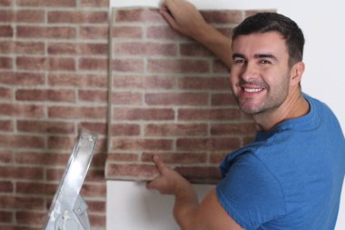 Tuğla duvar kağıdı kullanan adam