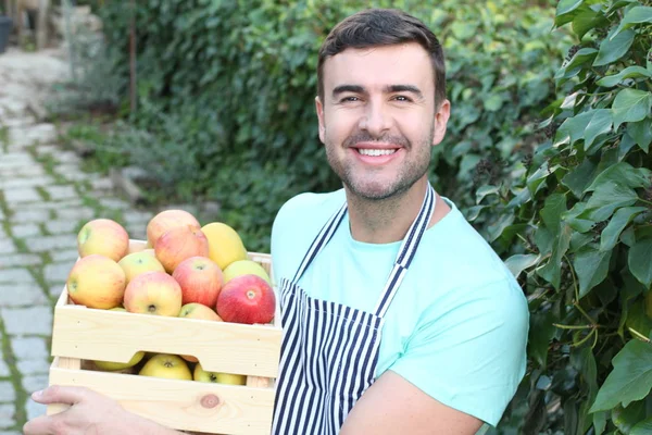 Joven Agricultor Sosteniendo Caja Madera Con Manzanas — Foto de Stock