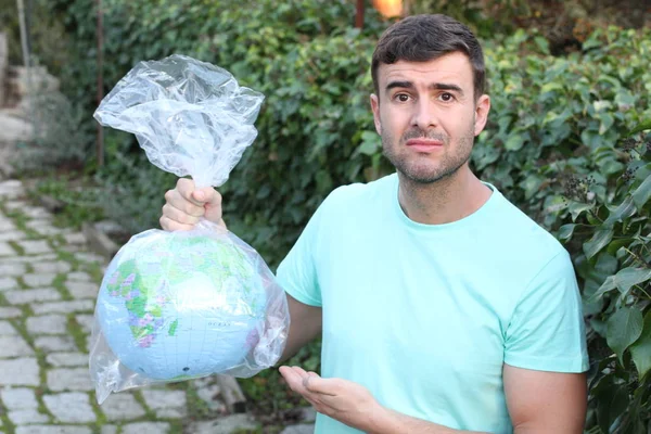 Droevige Man Draagt Planeet Een Plastic Zak — Stockfoto