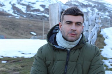 Dağlardaki yakışıklı adam.