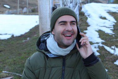Karlı dağlardan arayan bir adam