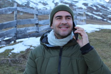 Karlı dağlardan arayan bir adam