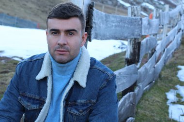 Klasik kot ceket giyen adam.