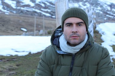 Dağlardaki yakışıklı adam.