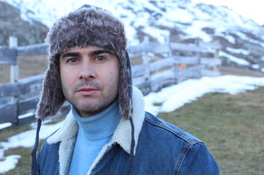 Klasik kot ceket giyen adam.