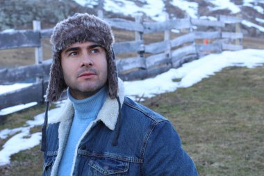 Klasik kot ceket giyen adam.