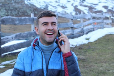 Karlı dağlardan arayan bir adam