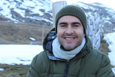 Dağlardaki yakışıklı adam.