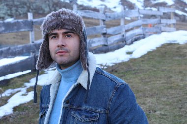 Klasik kot ceket giyen adam.