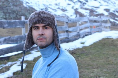 Kanadalı adam dağlarda gülümsüyor