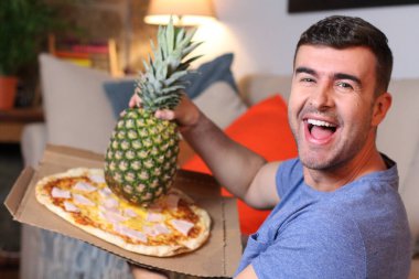 Hawaii pizzasına aşık bir adam.