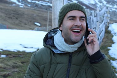 Karlı dağlardan arayan bir adam