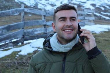 Karlı dağlardan arayan bir adam
