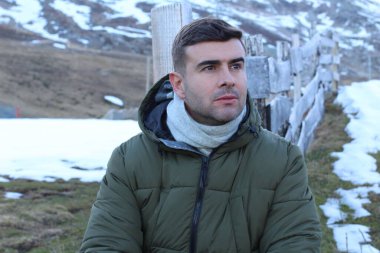 Dağlardaki yakışıklı adam.