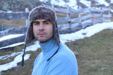 Kanadalı adam dağlarda gülümsüyor