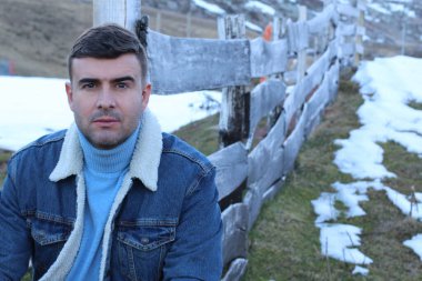 Klasik kot ceket giyen adam.