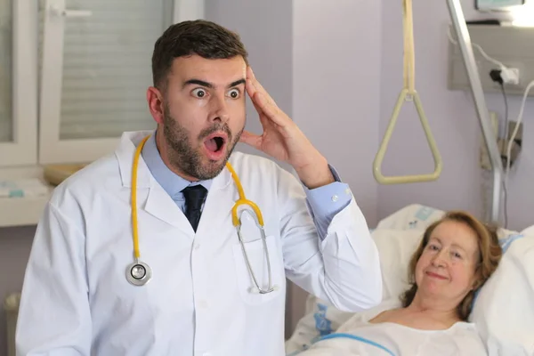 Male Doctor Standing Close Female Patient Hospital — Stock Photo, Image