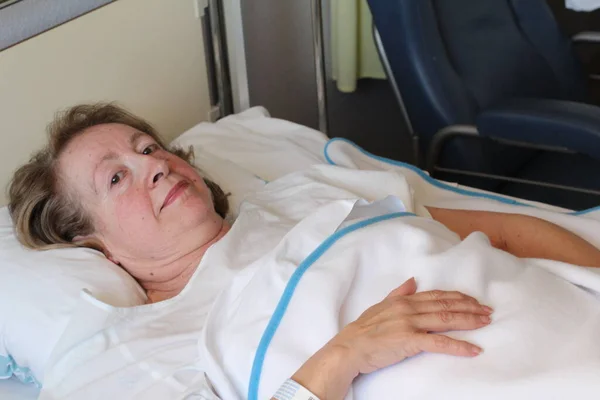 Sick Elderly Woman Lying Bed Hospital — Stock Photo, Image