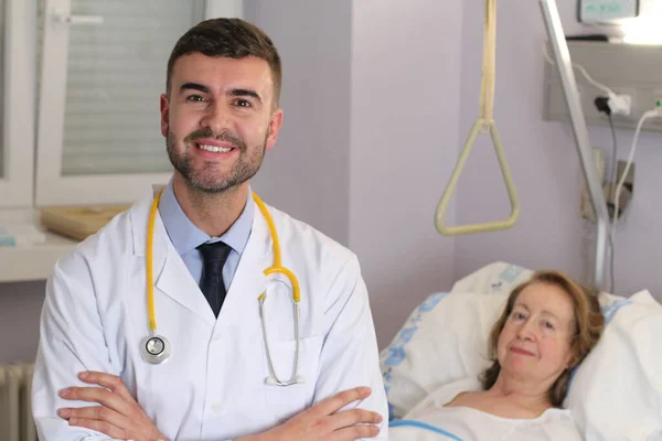 Male Doctor Standing Close Female Patient Hospital — Φωτογραφία Αρχείου