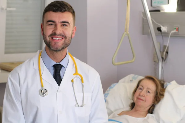 Male Doctor Standing Close Female Patient Hospital — Φωτογραφία Αρχείου