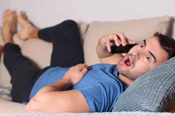 Mann Telefoniert Vom Sofa Aus — Stockfoto