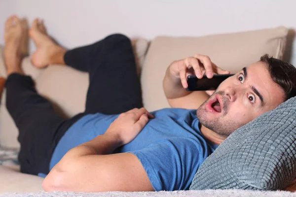 Hombre Llamando Por Teléfono Desde Sofá — Foto de Stock