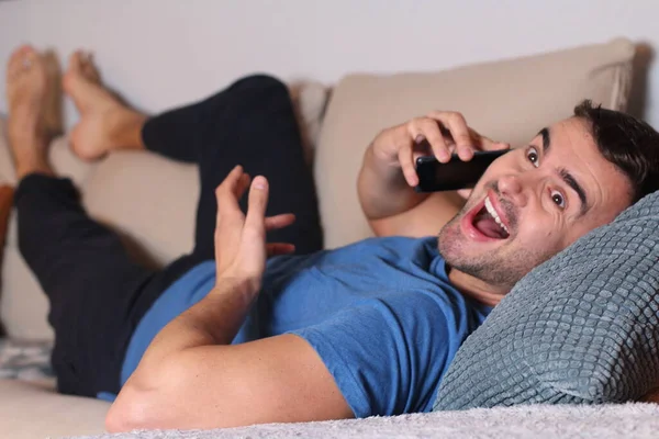 Uomo Che Chiama Telefono Dal Divano — Foto Stock