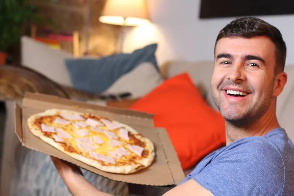 Vrolijke Jongeman Met Een Pizza — Stockfoto